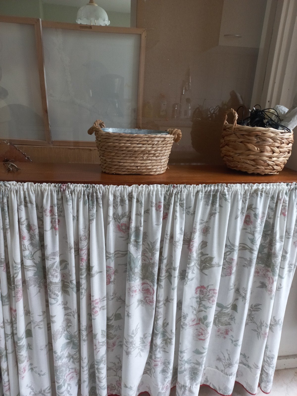 soort ouderwets keuken of slaapkamer kastje met.gordijn, Huis en Inrichting, Ophalen of Verzenden, Overige kleuren, Overige materialen