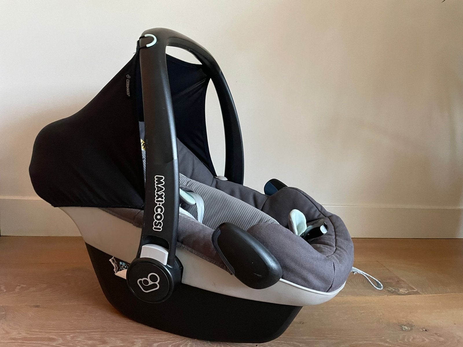 Maxi-Cosi Pebble autostoel met voetenzak en verkleiner, Ophalen, Autogordel, Zijbescherming, Zo goed als nieuw