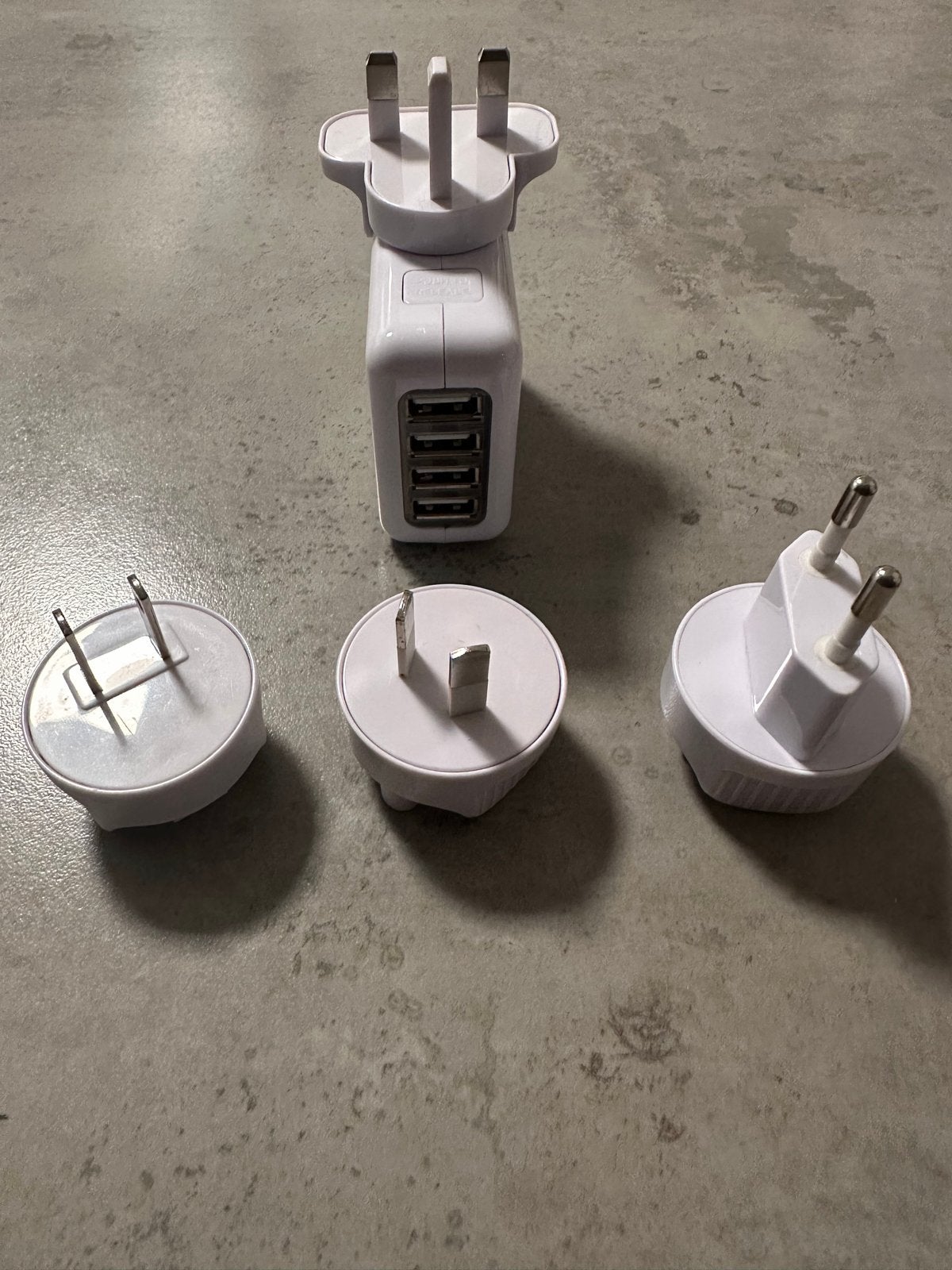 Universele USB Reislader met 4 Poorten en Verwisselbare Stek, Universeel, Adapter, Ophalen of Verzenden, Zo goed als nieuw