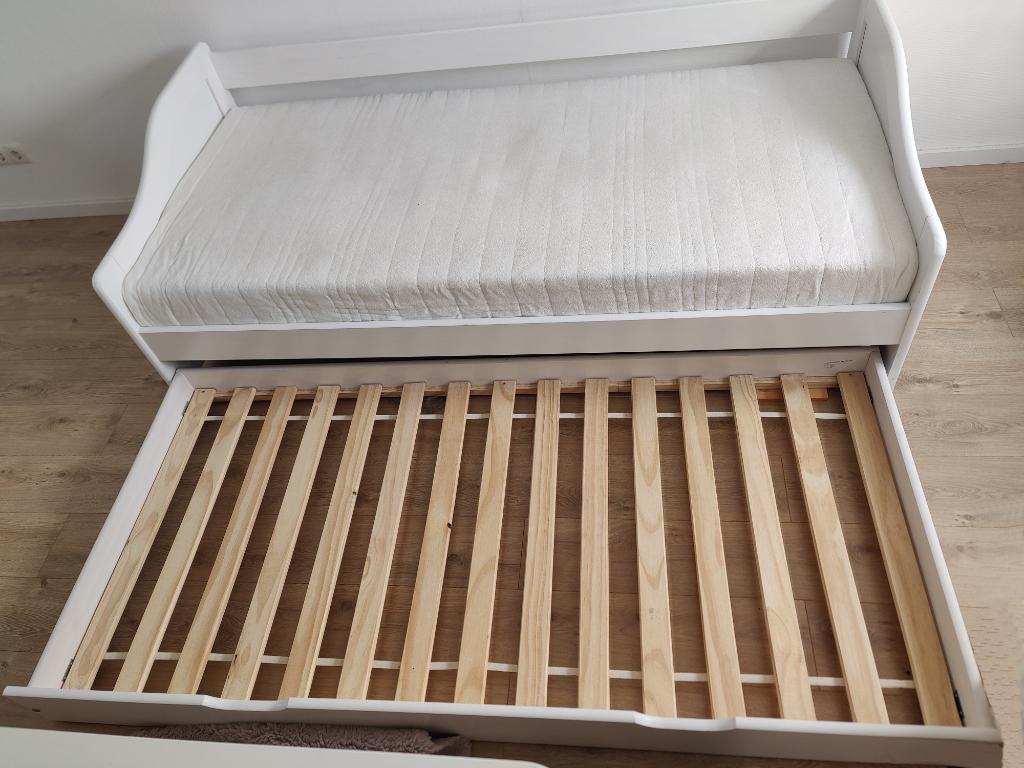 Bed met extra uitschuif bed - 90x200 - wit - incl. matras, 85 tot 100 cm, Zo goed als nieuw, 180 cm of meer, Ophalen