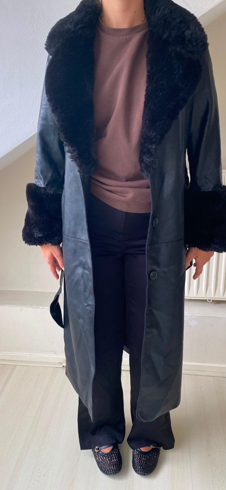 Bershka lange zwarte jas met bontkraag en mouwen, Kleding | Dames, Jassen | Winter, Zwart, Zo goed als nieuw, Maat 34 (XS) of kleiner
