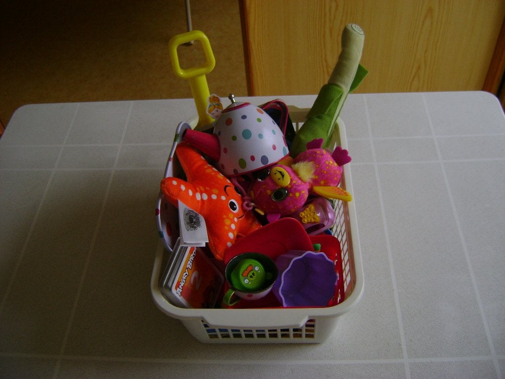 snuffelmandje met 60 speeltjes keukenspulletjes knuffeltjes, Ophalen of Verzenden, Zo goed als nieuw