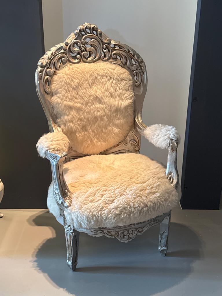 Barokke fauteuil met schapenvacht bekleding, Ophalen