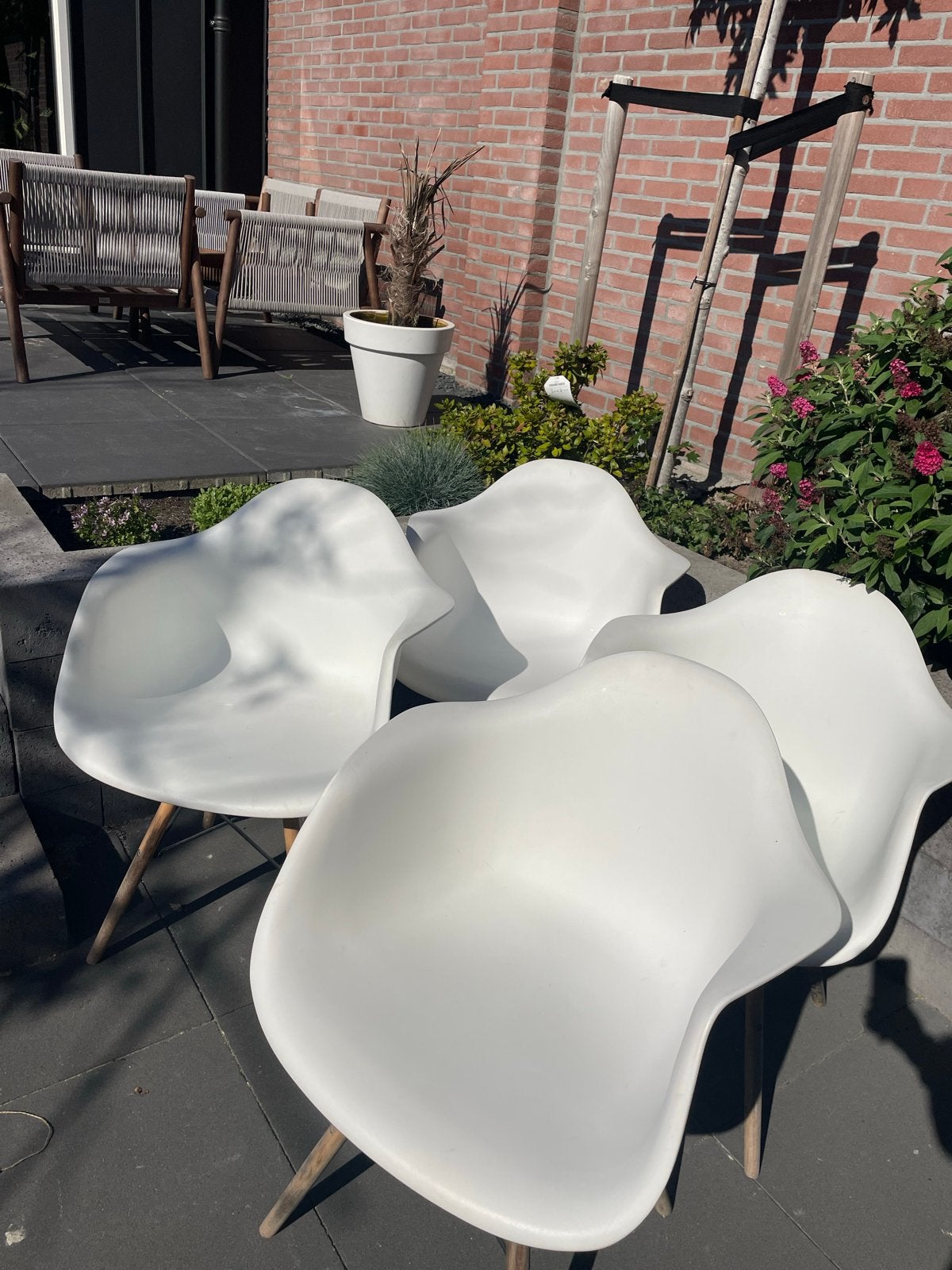 4 witte kuipstoelen met houten poten, Huis en Inrichting, Ophalen, Gebruikt, Wit, Vier