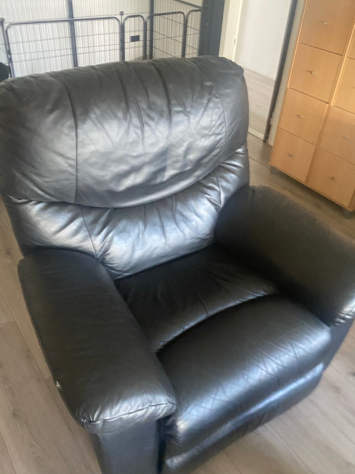 Comfortabele zwarte leren loungestoel, Ophalen, Gebruikt, Leer, 75 tot 100 cm