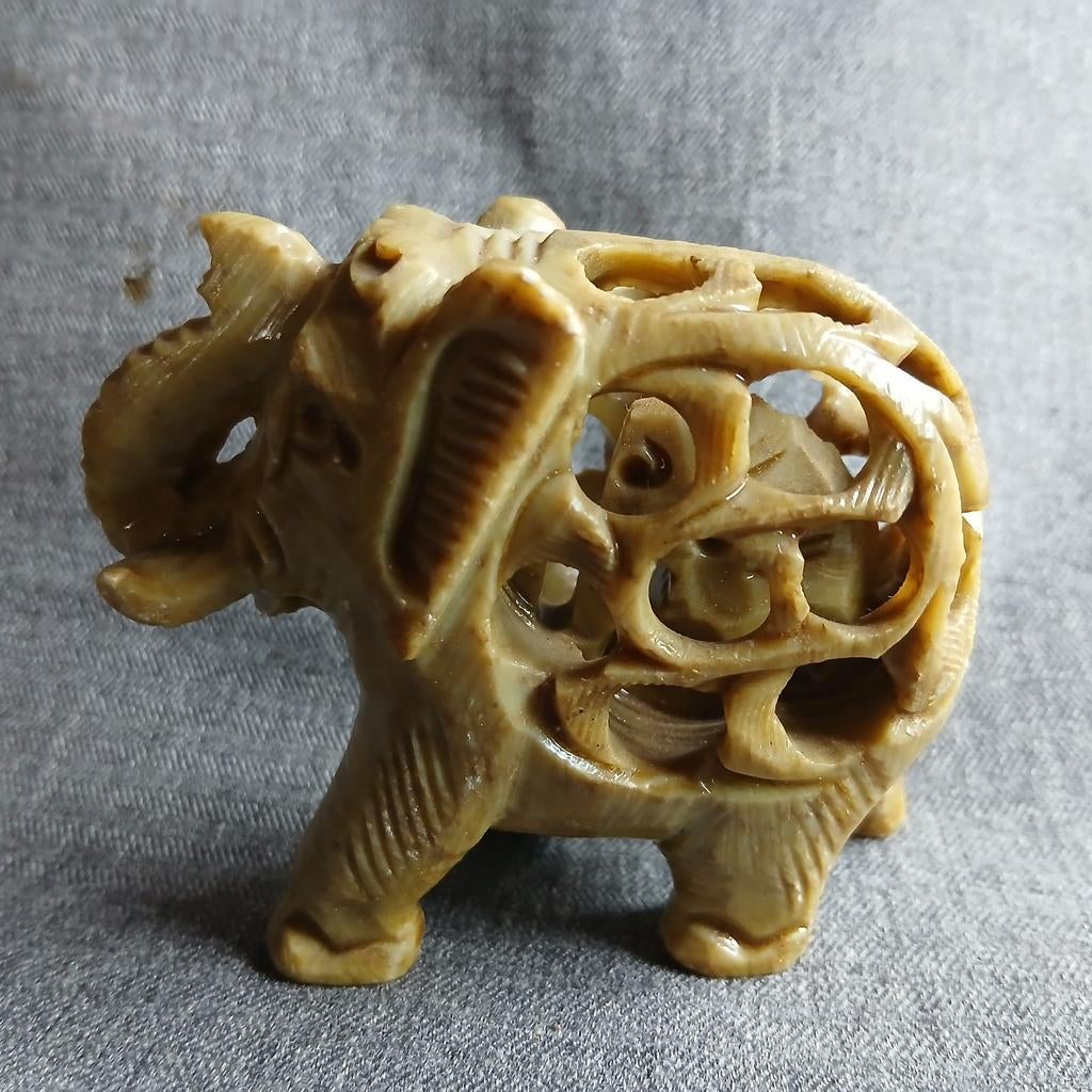 Uit spekstenen gesneden olifant, Verzamelen, Beelden en Beeldjes, Ophalen of Verzenden, Zo goed als nieuw, Dier