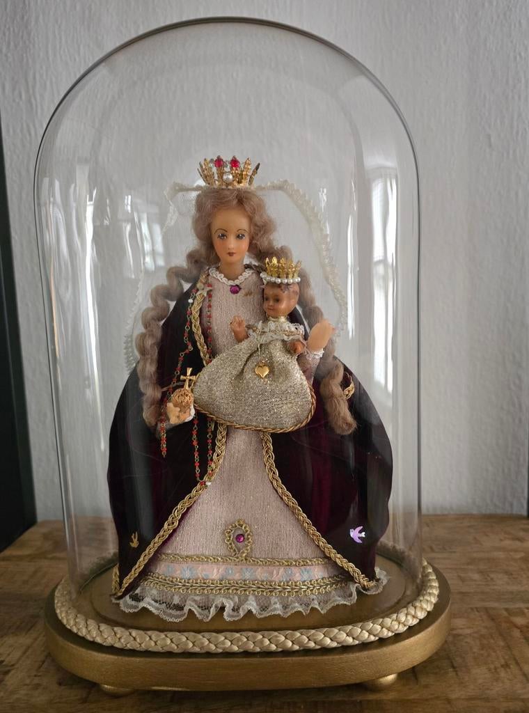 Maria met kindje Jezus onder glazen stolp, Ophalen