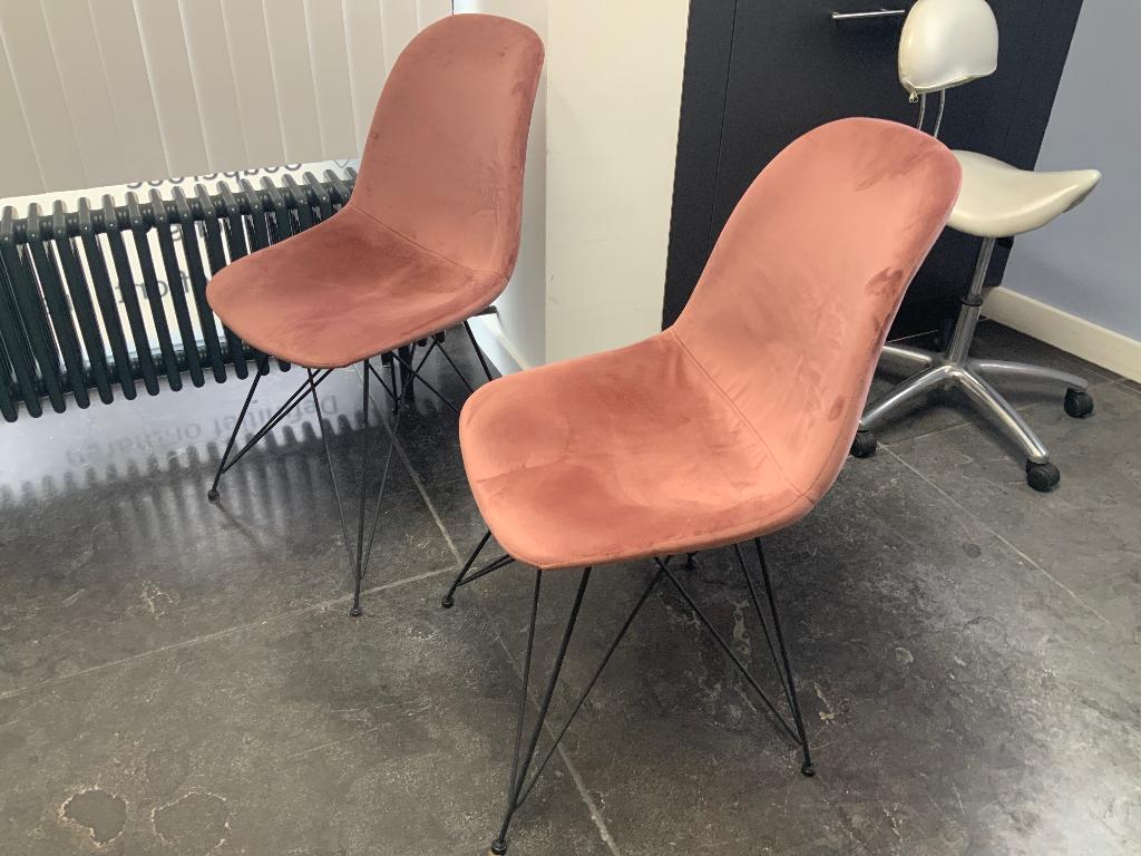 Roze velvet stoelen Met zwarte poten, Huis en Inrichting, Stoelen, Ophalen, Zo goed als nieuw, Overige kleuren, Twee