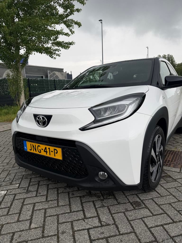 Toyota Aygo X1.0 2023 Wit/zwart full Option achteruit Camera, Auto's, Adaptieve lichten, Zwart, 920 kg, 4 stoelen
