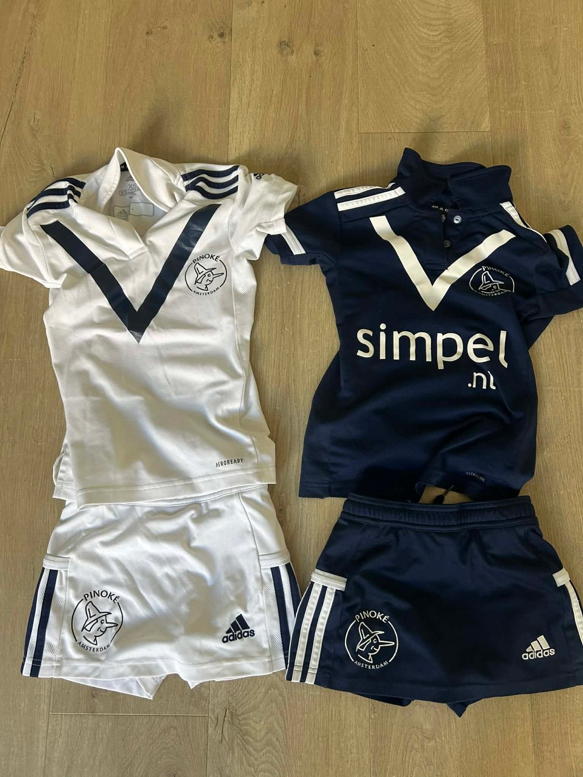 Pinoke Hockey Set Meisjes (6-8 jaar) - Thuis & Uit (XS), Sport en Fitness, Hockey, Ophalen of Verzenden, Zo goed als nieuw, Kleding