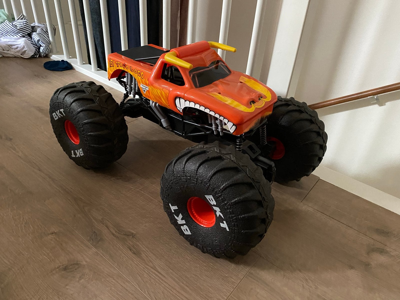 Monster Jam El Toro Loco RC Monster Truck, Kinderen en Baby's, Speelgoed | Speelgoedvoertuigen, Ophalen, Gebruikt