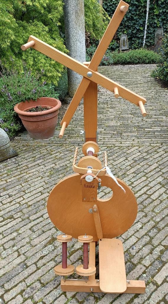 LOUET S10 spinnewiel met 3 klossen + twijnrek + wol haspel, Hobby en Vrije tijd, Ophalen of Verzenden, Gebruikt, Spinnewiel