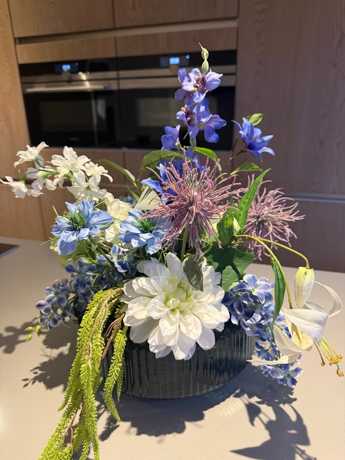 Compleet bloemstuk in vaas - Nieuwstaat, Meerkleurig, Textiel, Inclusief decoratie, Nieuw