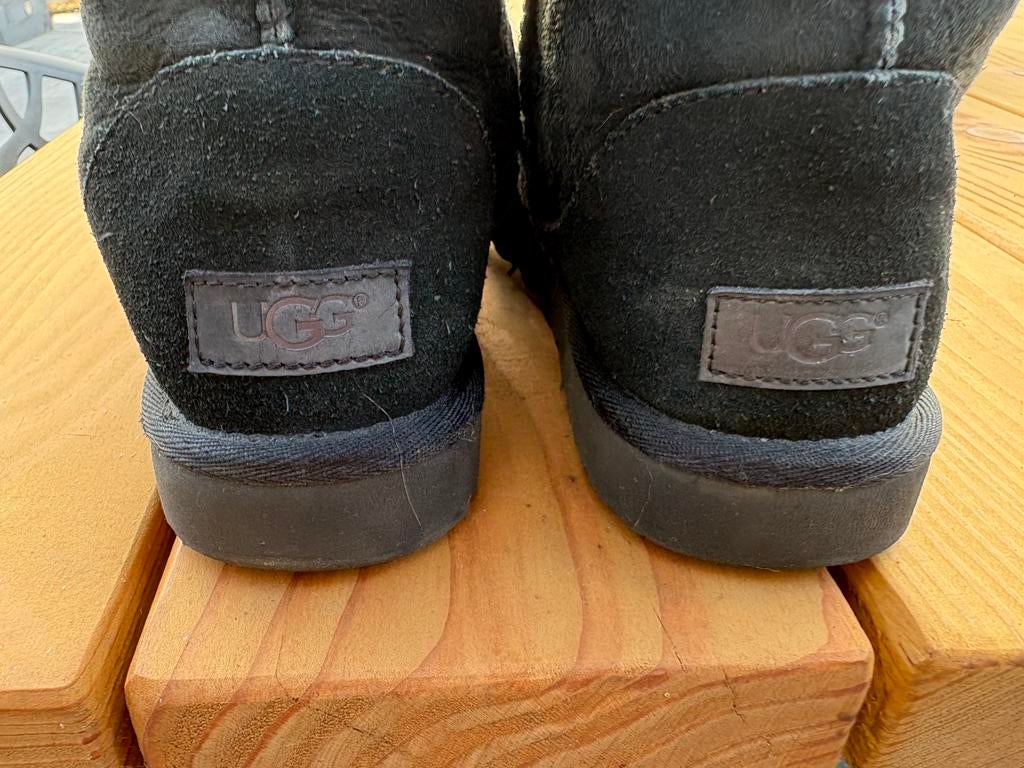UGGS MAAT 39, kleur Zwart, Ophalen, Zo goed als nieuw, Zwart