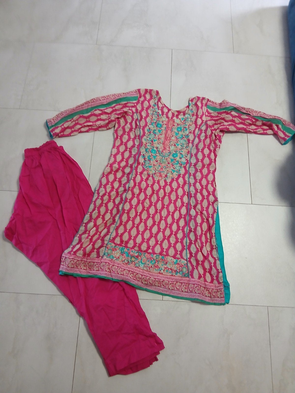 Roze Salwar Kameez 2-delig met borduursel - Maat 158, Kleding | Dames, Pakistaanse, Ophalen of Verzenden, Zo goed als nieuw