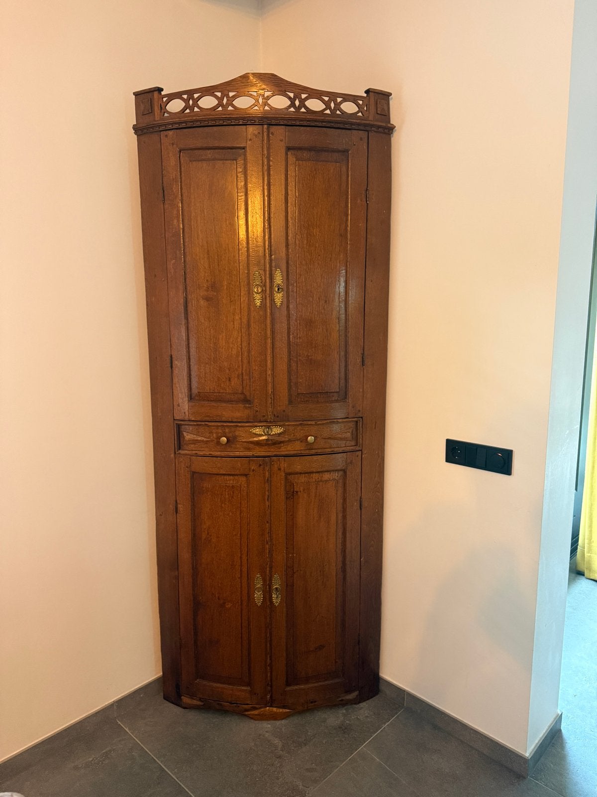 Oude sierlijke hoekkast - Opknapper of direct te gebruiken, Antiek en Kunst, Ophalen