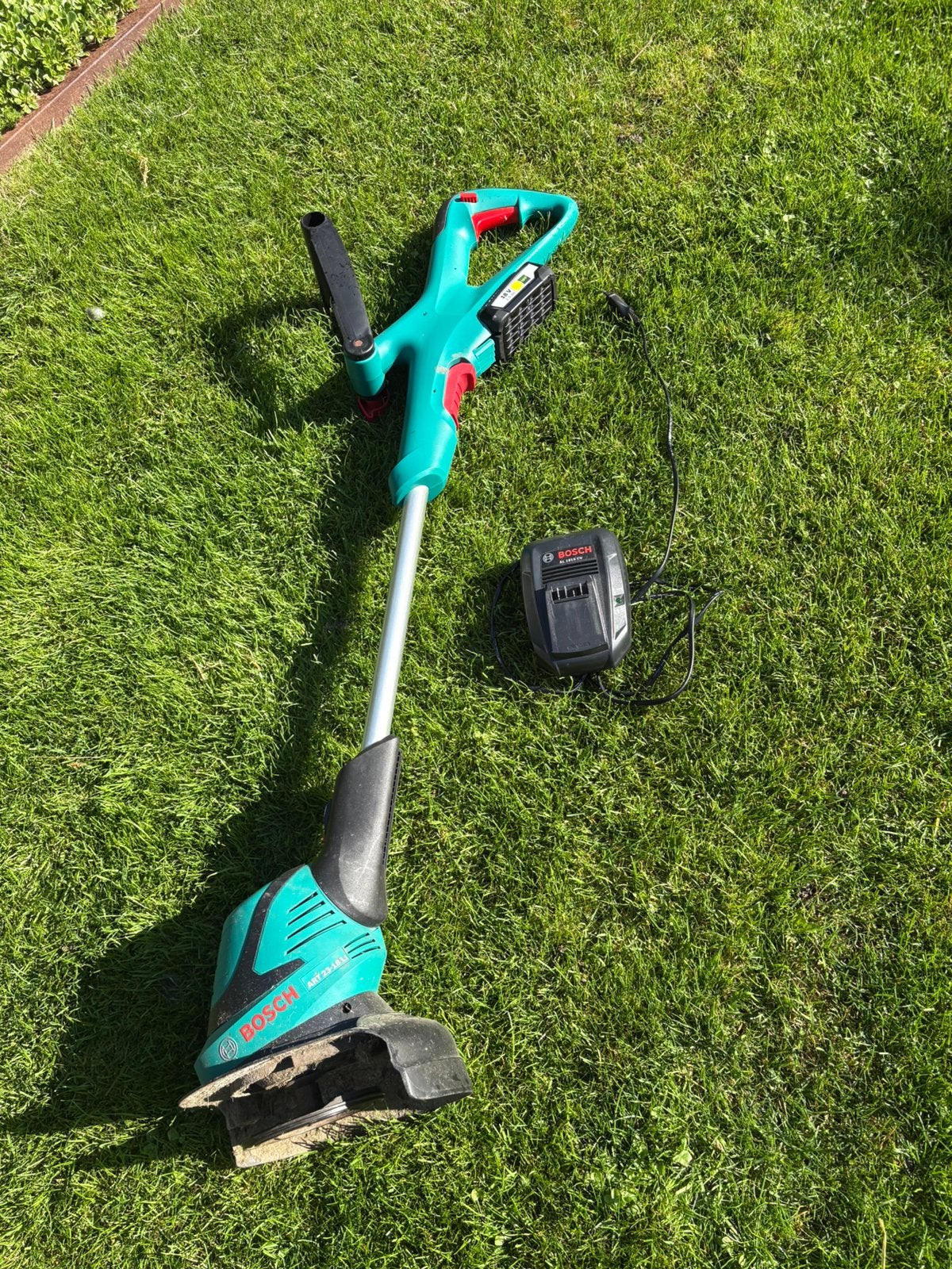 Bosch Accu Grastrimmer / Bosmaaier met Lader, Ophalen of Verzenden, Zo goed als nieuw, 10 tot 30 cm, Accu