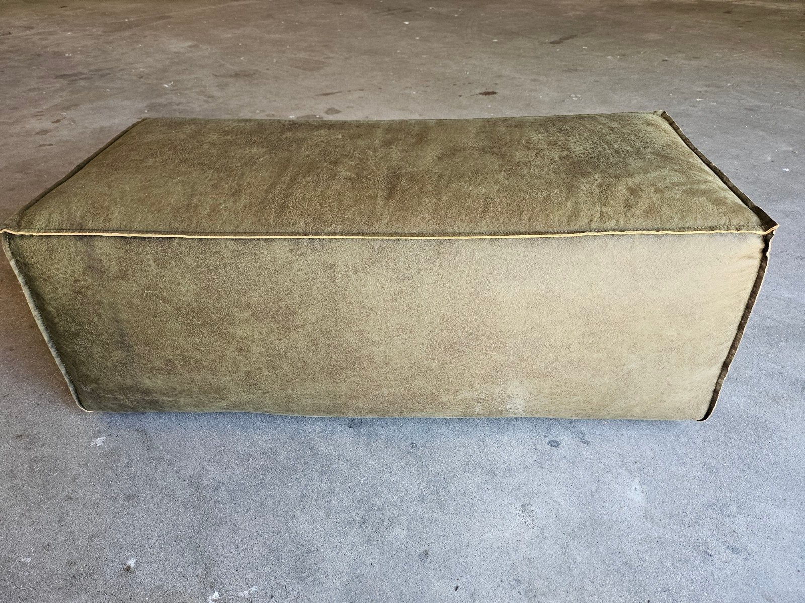Groene hocker, poef, voetenbank op wielen. Be purehome rodeo, Ophalen, Zo goed als nieuw, Stof, Industrieel modern