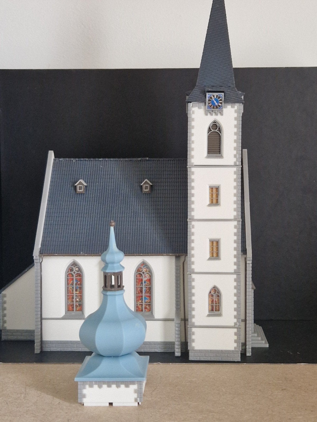 Kerk modelbouw met toren en gedetailleerde ramen, Hobby en Vrije tijd, Ophalen of Verzenden, Zo goed als nieuw