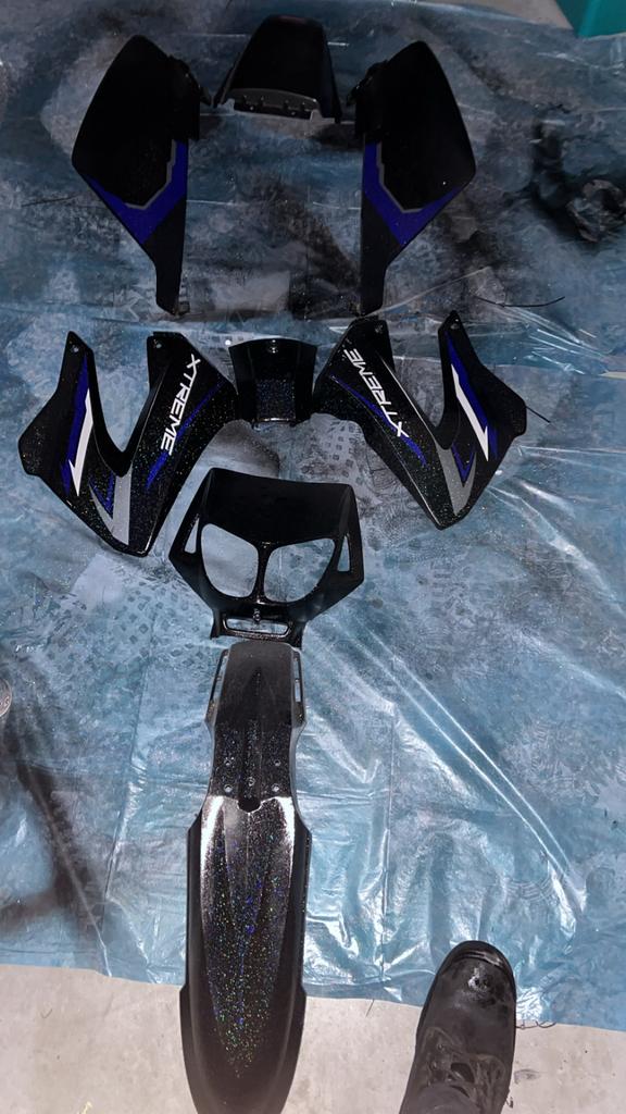 2 Kappensets Derbi Senda Zwart met Chrome Regenboog Glitters, Fietsen en Brommers, Brommeronderdelen | Algemeen, Gebruikt, Kap