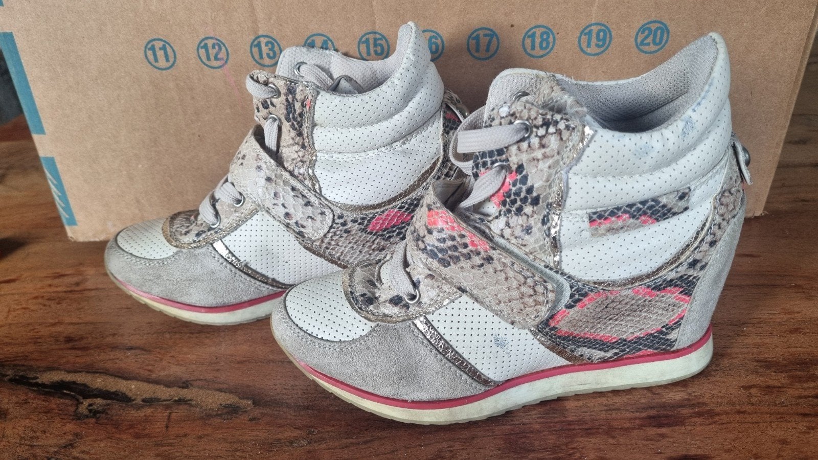 Dames sleehak schoen maat 36, Ophalen, Beige, Lage of Enkellaarzen, Zo goed als nieuw