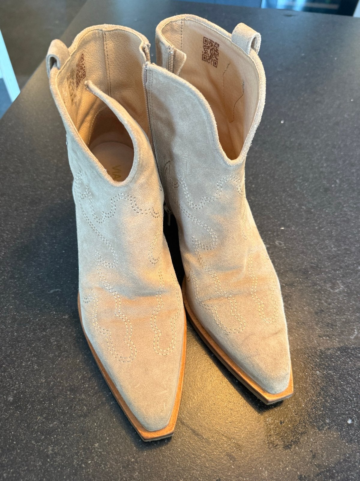 VIA VAI Enkellaarsjes Beige - Nieuw, Beige, Lage of Enkellaarzen, Ophalen of Verzenden, Zo goed als nieuw