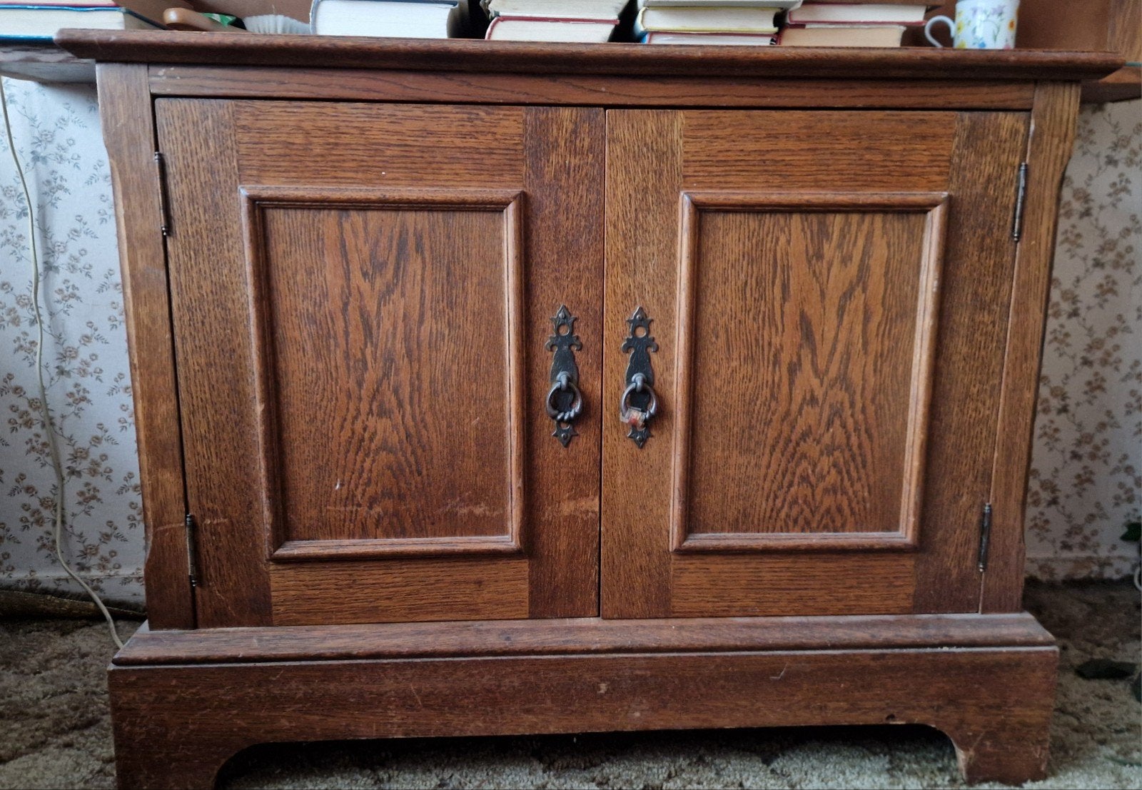 Vintage eikenhouten kastje met twee deuren, Antiek en Kunst, Antiek | Meubels | Kasten, Ophalen of Verzenden
