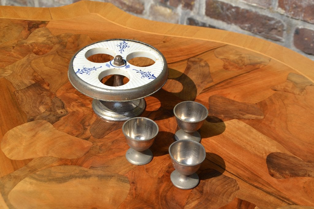 Eierdopjes houder op metalen voet met 3 metalen eierdopjes, Ophalen of Verzenden