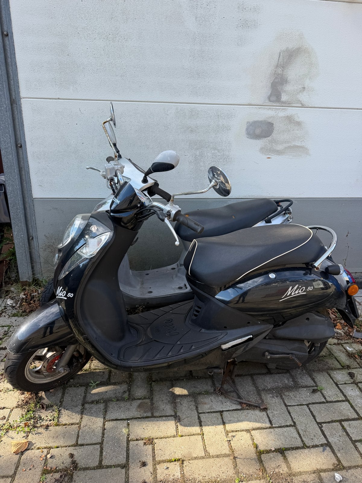 2x Sym Mio 50 scooters - Zwart en Zilver