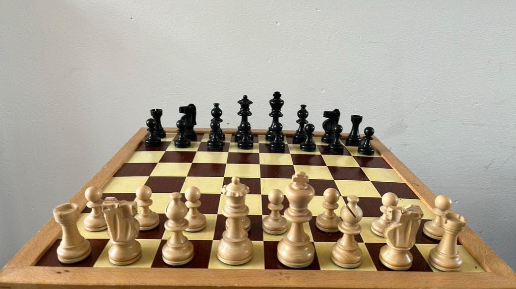Schaakspel met bord 84mm koningshoogte, Hobby en Vrije tijd, Ophalen of Verzenden, Zo goed als nieuw