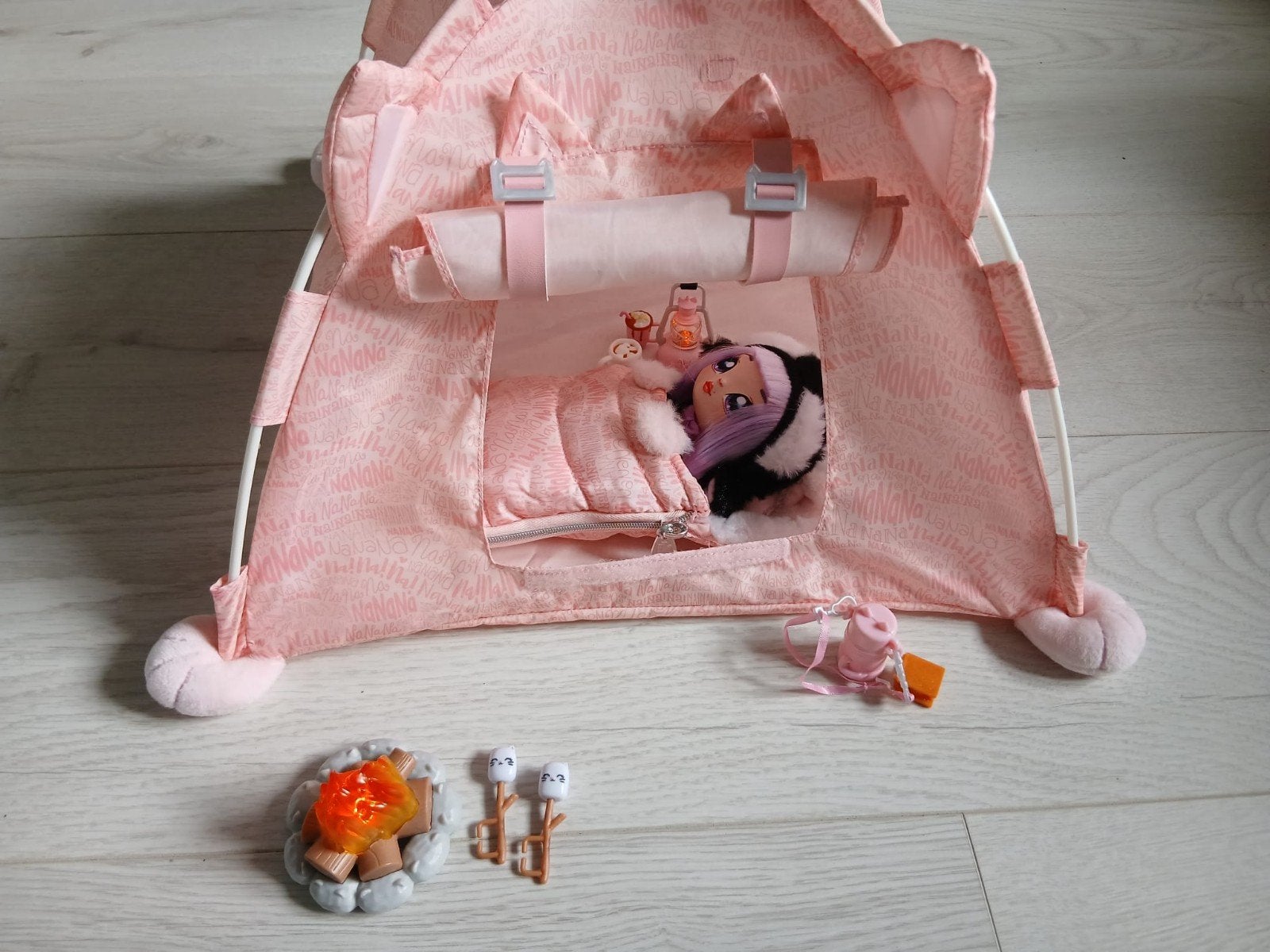 Na na na surprise tent en pop pinguin, Ophalen, Gebruikt