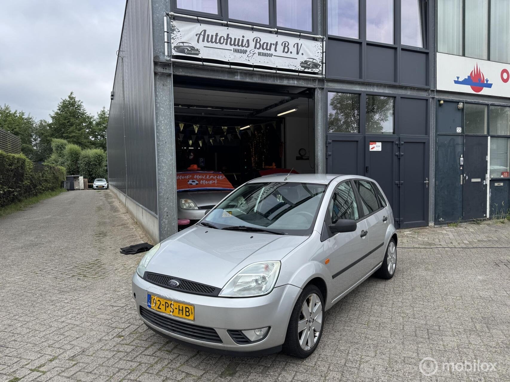 Ford Fiesta 1.4-16V Ambiente Automaat! Airco! APK! NAP Logis, Stof, Zwart, 4 cilinders, Metallic lak