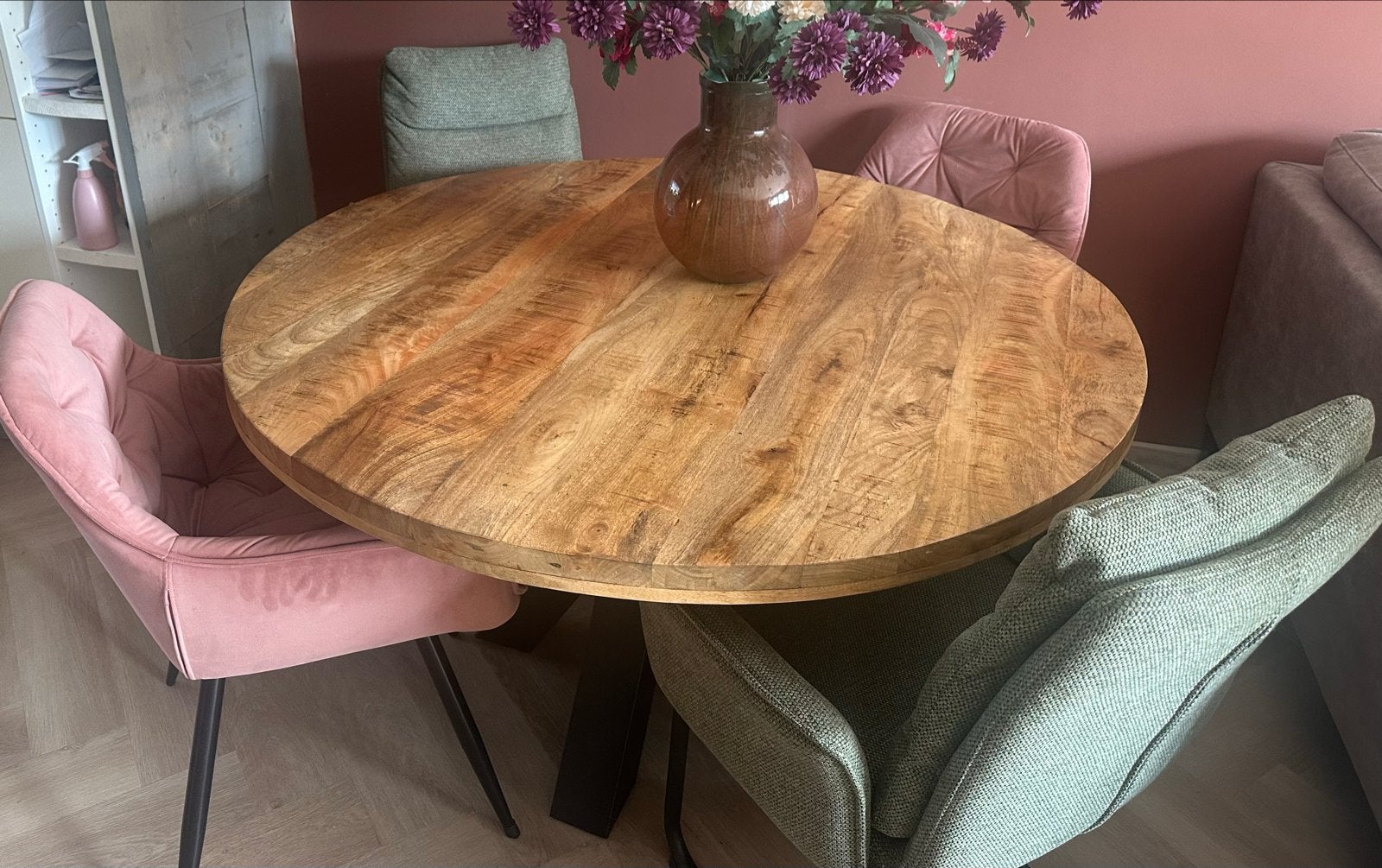 Ronde eettafel van mangohout met metalen onderstel, Huis en Inrichting, Tafels | Eettafels, Ophalen, Gebruikt, 100 tot 150 cm
