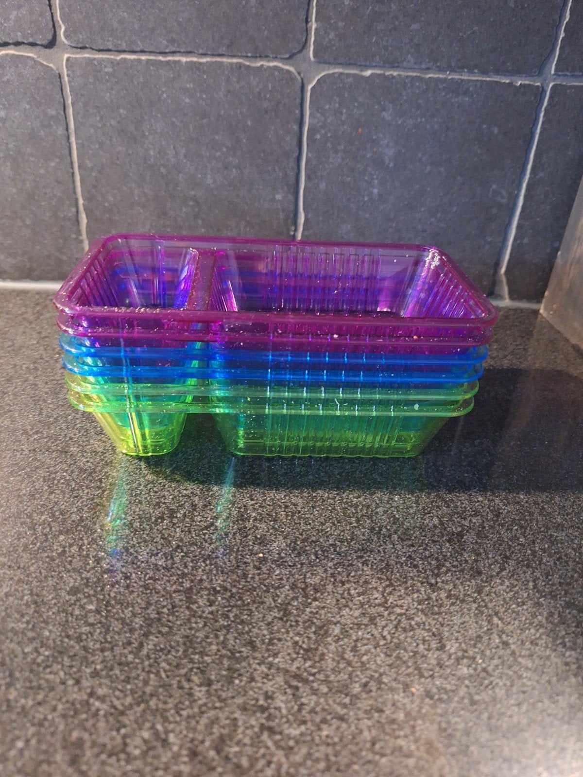Set van 6 gekleurde plastic bakjes met vakken, Huis en Inrichting, Ophalen of Verzenden, Gebruikt