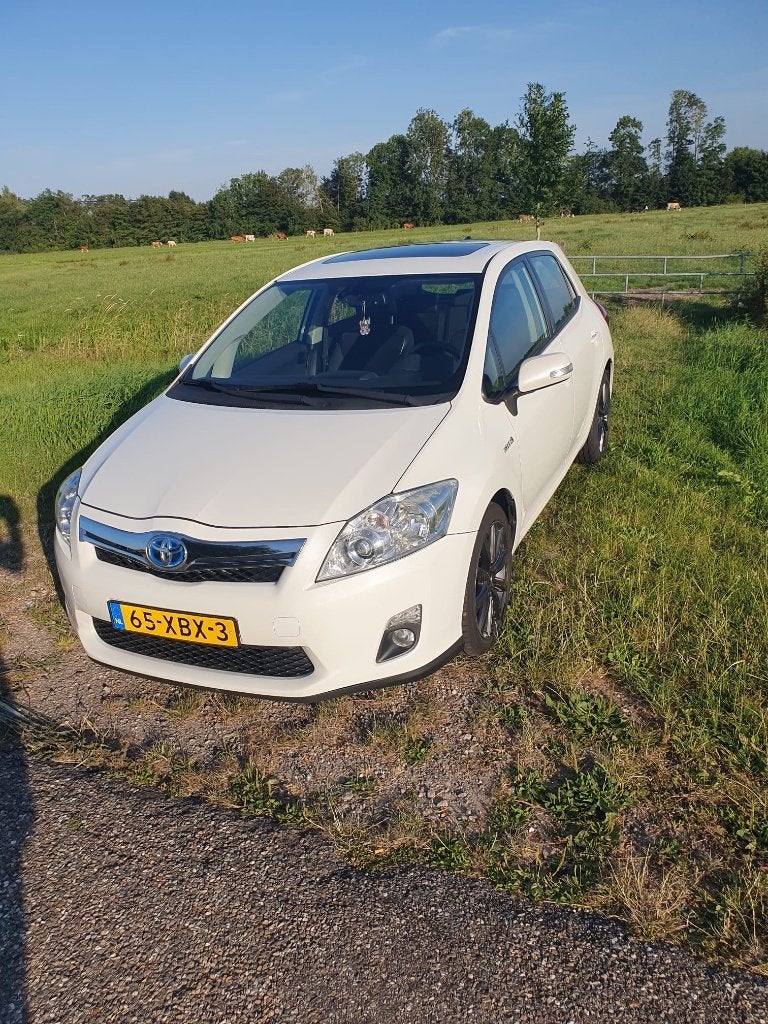 Toyota Auris 1.8 Full Hybrid 136PK 5D CVT 2012 Wit, Auto's, Toyota, Euro 5, 4 cilinders, Leder en Stof, Wit