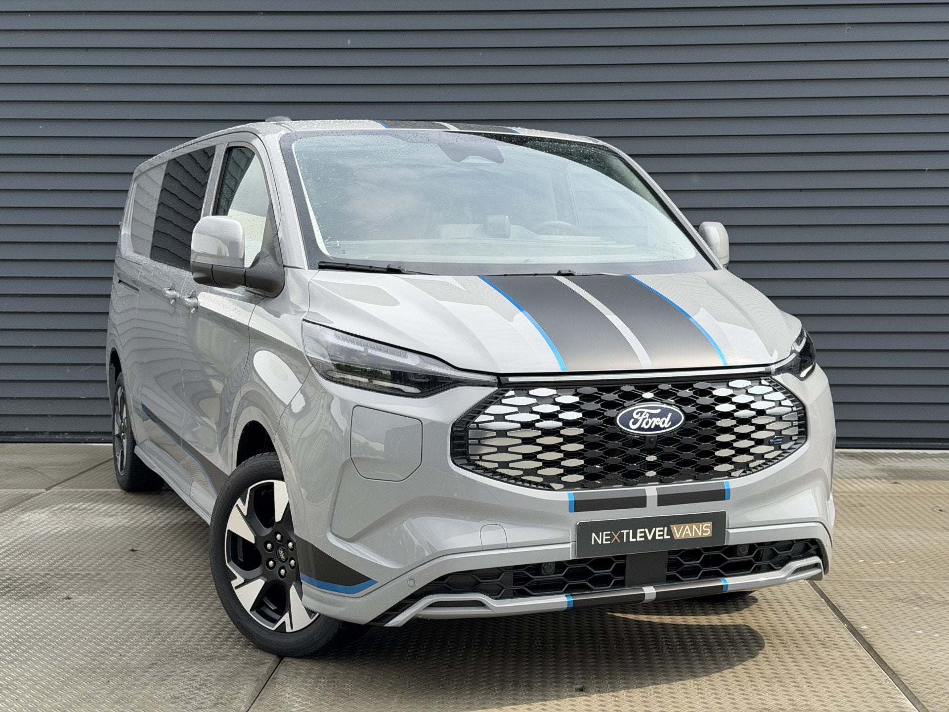 Ford E-Transit Cust. 320 L2H1 Sport 71 kWh DC | 360 Camera |, Auto's, Bestelauto's, Automaat, Achterwielaandrijving, Gebruikt