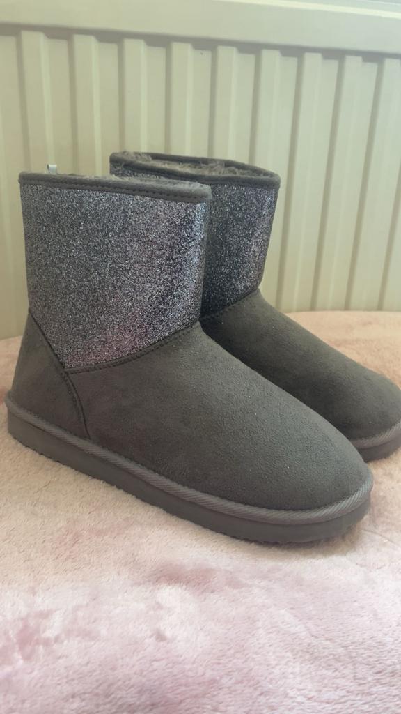 Fluffy uggs, Hoge laarzen, Zwart, Nieuw, Ophalen of Verzenden