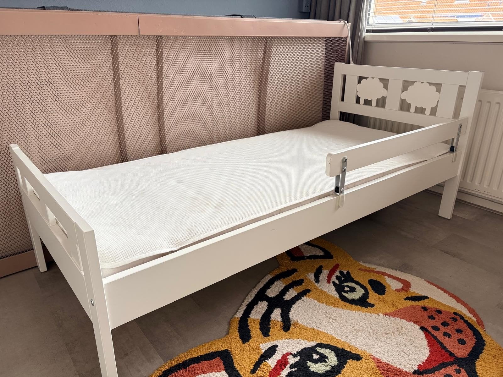 Wit peuter / kleuter bed met  matras en hekje, Kinderen en Baby's, Kinderkamer | Bedden, Ophalen, 70 tot 85 cm, 140 tot 160 cm