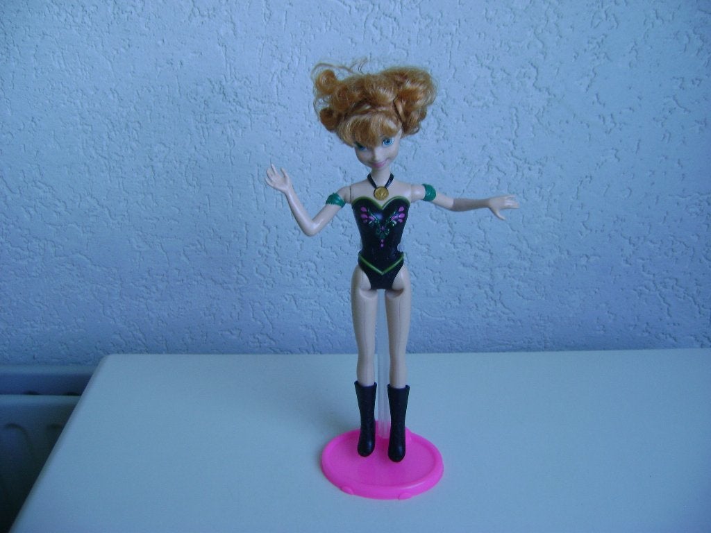anna van frozen barbie pop met vaste kleding en laarzen kett, Ophalen of Verzenden, Zo goed als nieuw, Barbie
