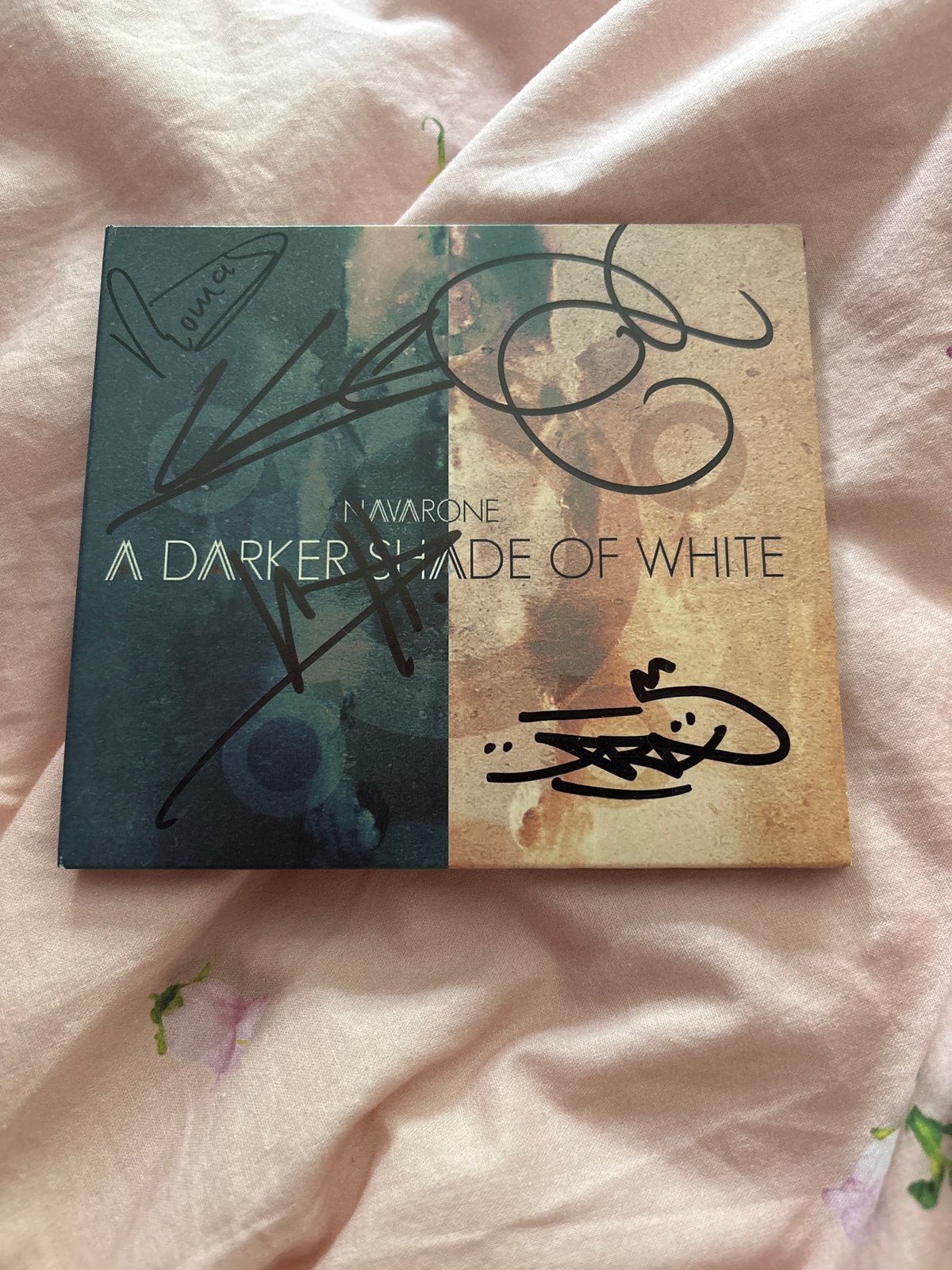 Navarone - A Darker Shade of White gesigneerde CD, Rock, Ophalen of Verzenden, Zo goed als nieuw, Inclusief boekje