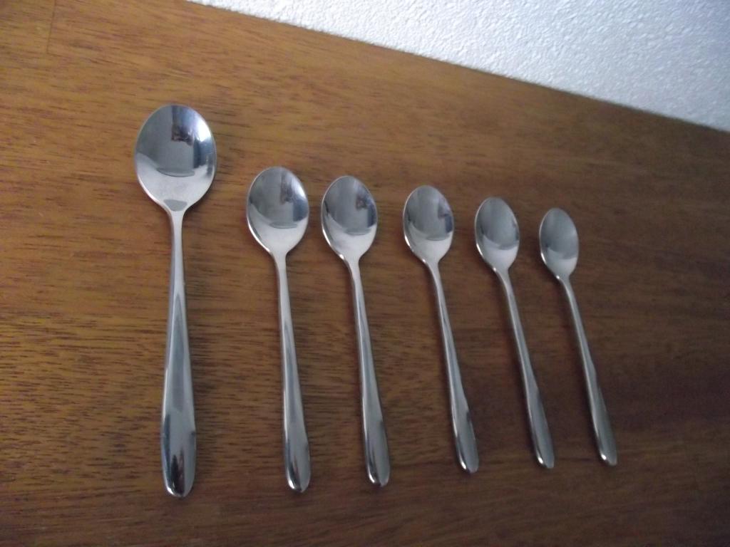 2 stuks RVS Hema koffie / dessert lepels Bari 13,5 cm p st, Ophalen of Verzenden, Zo goed als nieuw, Rvs of Chroom, Overige merken
