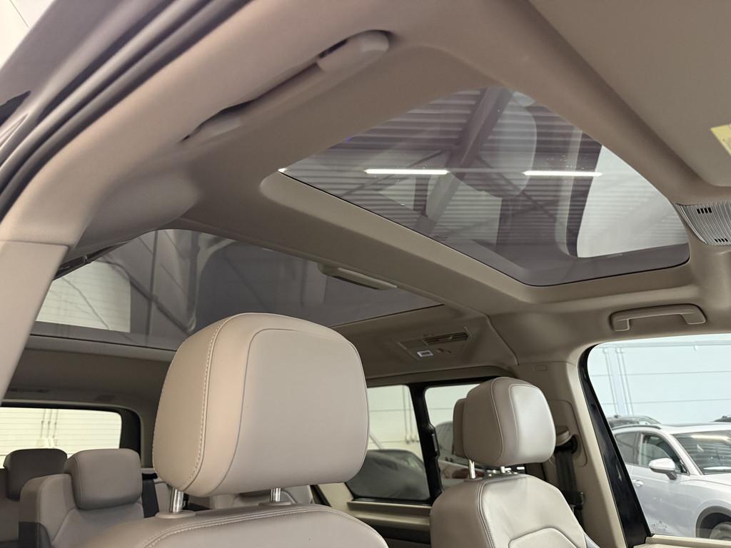 Volkswagen Multivan 1.4 eHybrid L2 Energetic 6p. PANO/TREKHA, Auto's, Gebruikt, Zwart, Met garantie (alle), 7 stoelen