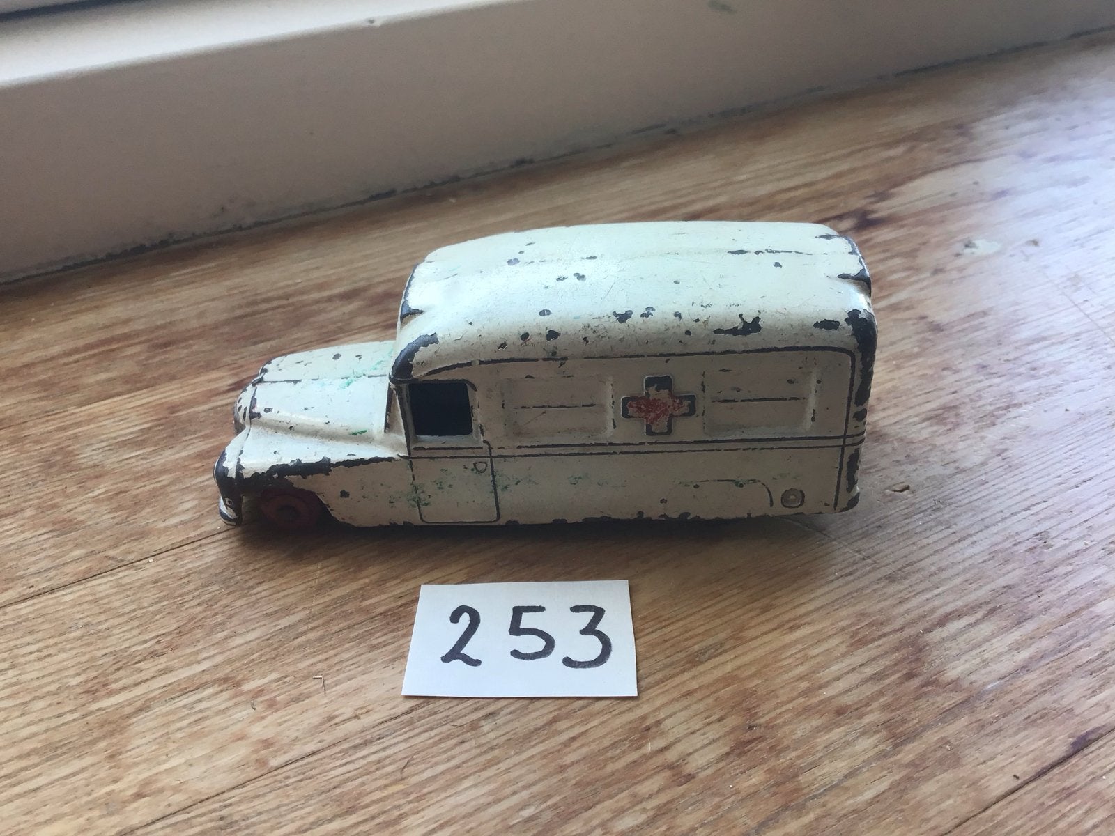 Dinky Toys Daimler Ziekenauto nr. 253 - Schaal 1:43, Ophalen of Verzenden, Gebruikt, Auto