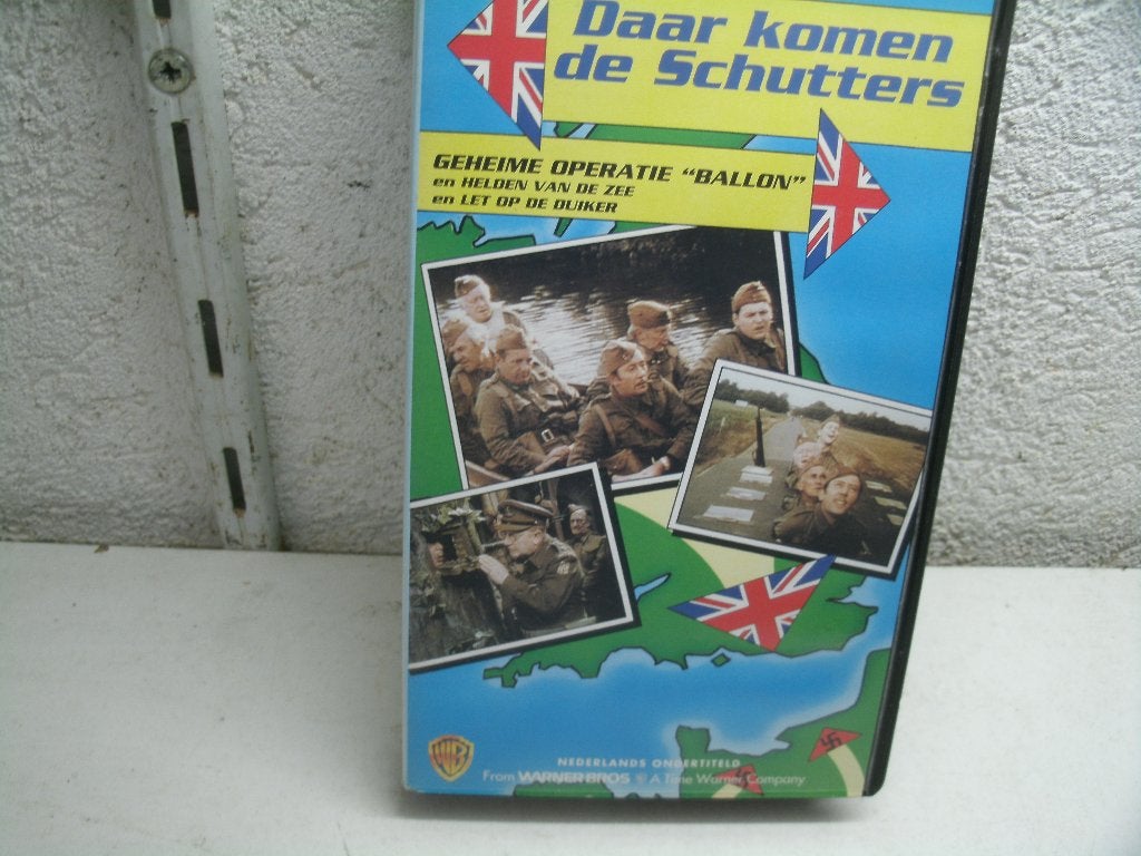 vhs 120b daar komen de schutters geheime opreatie, Alle leeftijden, Ophalen of Verzenden, Zo goed als nieuw