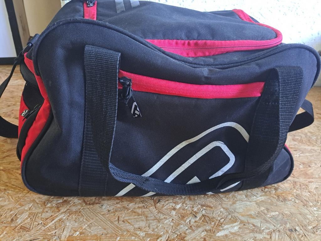 Sporttas rood/zwart met apart schoenenvak - ING, Ophalen of Verzenden