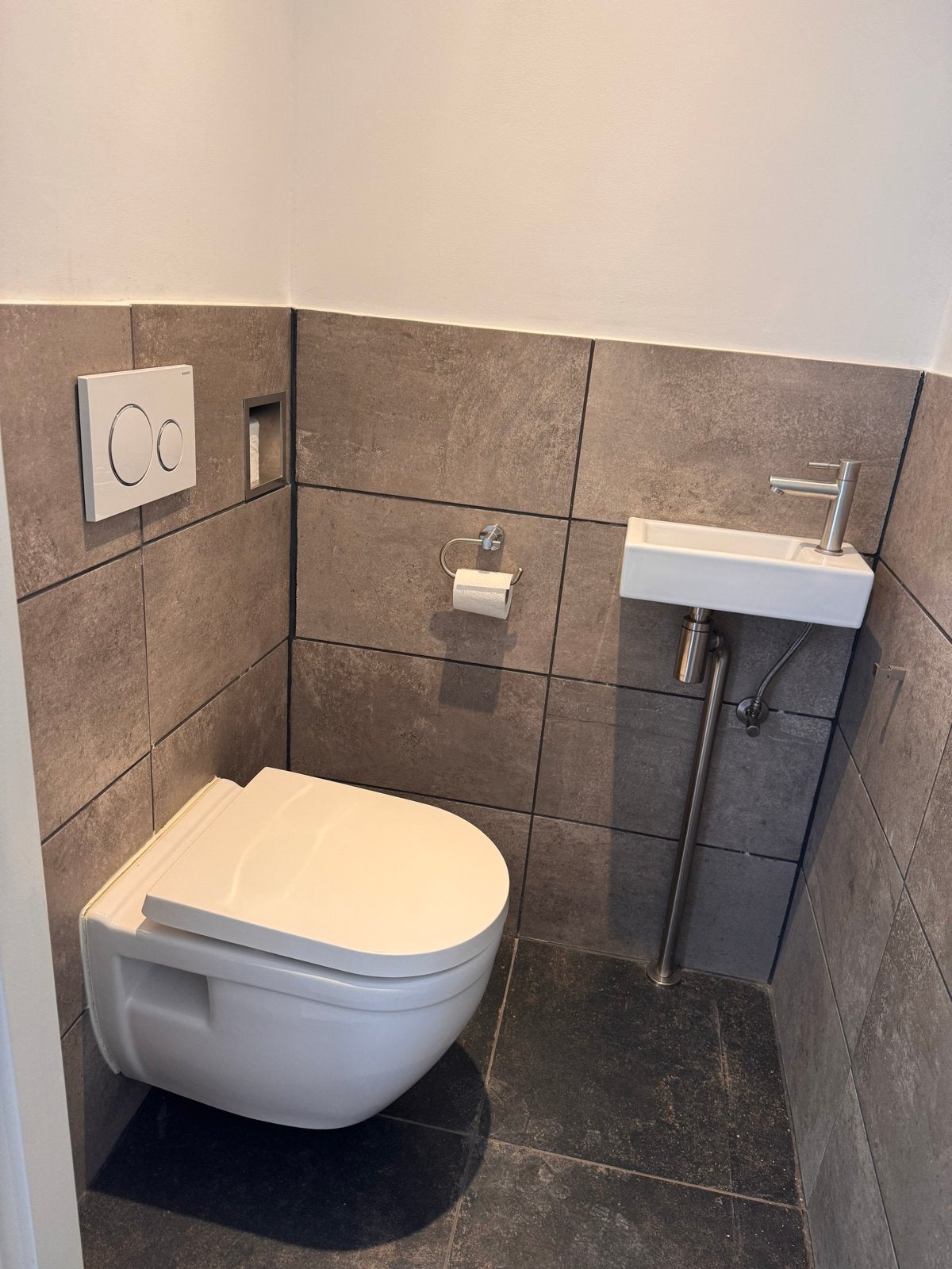 Modern hangtoilet met fonteintje en Geberit bedieningsplaat, Doe-het-zelf en Verbouw, Ophalen of Verzenden, Gebruikt, Chroom, Toilet