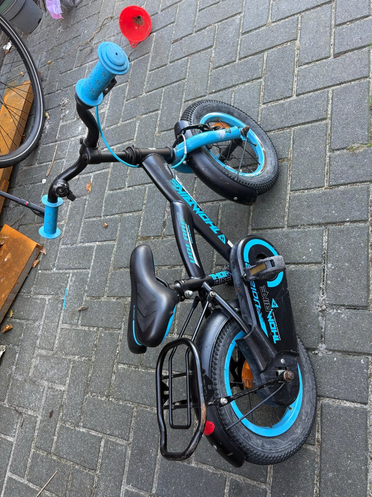 Kinderfiets Thombike 12 inch - Zwart/Blauw, Ophalen, Gebruikt, Terugtraprem, Minder dan 16 inch