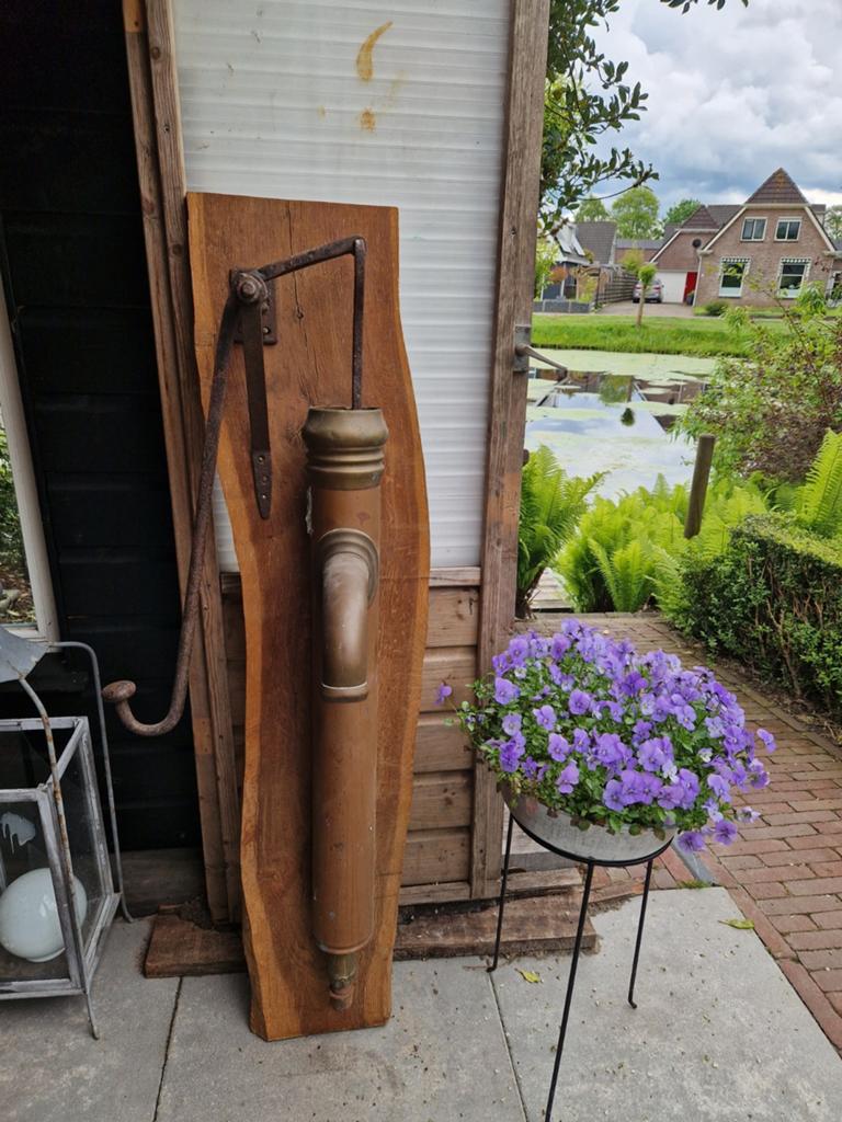 Antieke koperen pomp op houten plank, Antiek en Kunst, Ophalen of Verzenden
