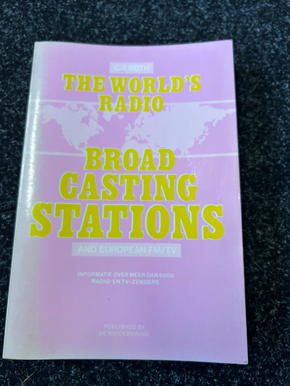 The World s Radio stations, Telecommunicatie, Zenders en Ontvangers, Ophalen of Verzenden, Zo goed als nieuw
