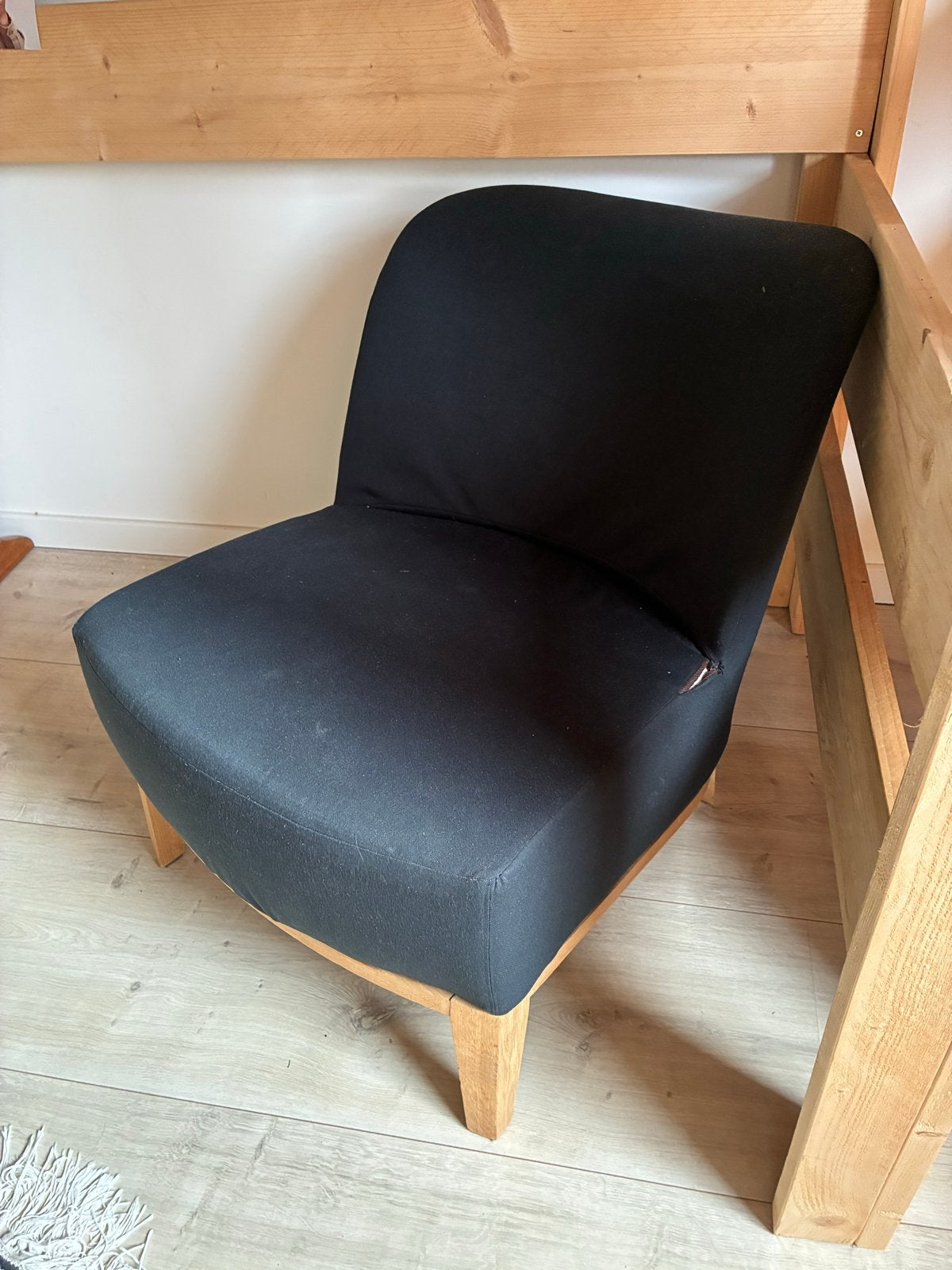 Zwarte fauteuil met houten poten - Gebruikt, Gebruikt, -, Zwart, -